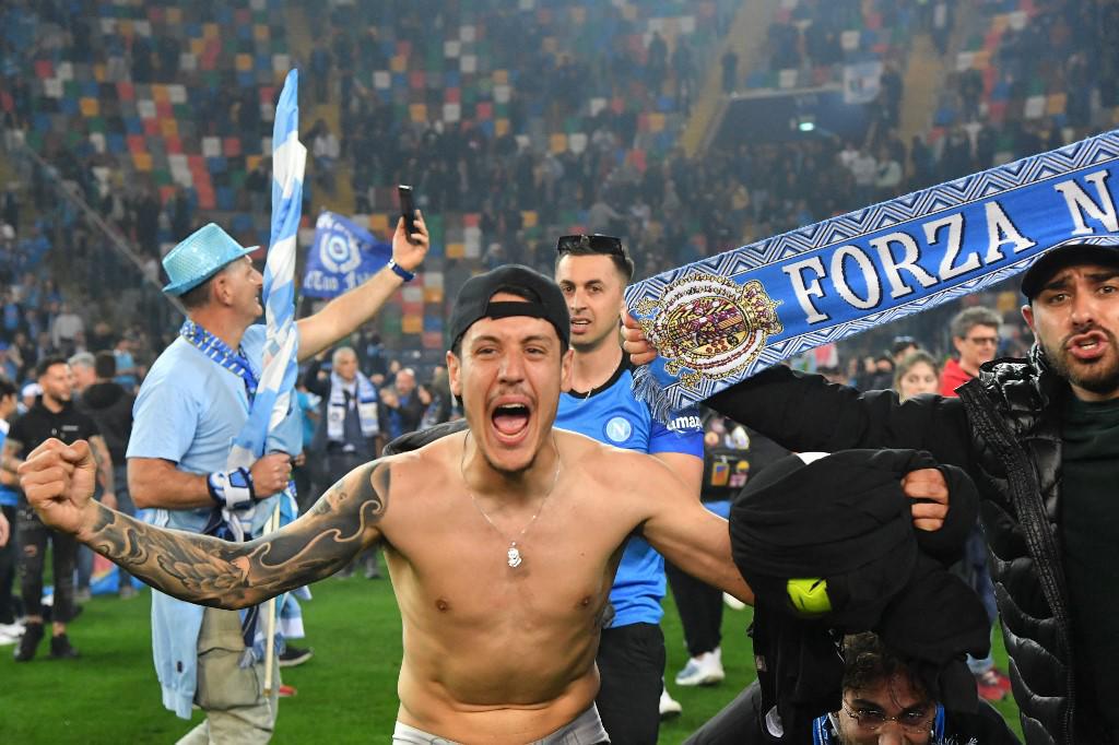 Brutal invasión y “Chucky” Lozano como Superman: la histórica celebración del título del Napoli en Italia