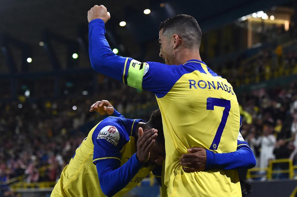 Cristiano Ronaldo celebrando con sus compañeros el primer tanto de Al Nassr.