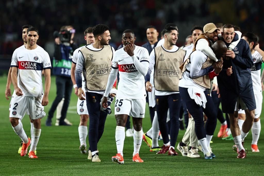 Dembélé se parte de risa tras eliminar al Barcelona y el berrinche de Xavi; la bronca de Raphinha por la dura caída