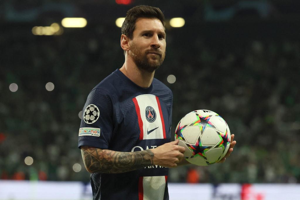 ¡Locura en Israel por Messi! Aficionado se salta al campo para abrazarlo y la reacción del argentino en el Maccabi Haifa-PSG