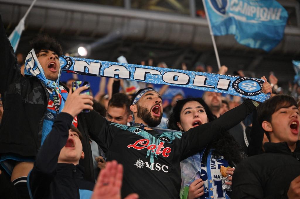 Brutal invasión y “Chucky” Lozano como Superman: la histórica celebración del título del Napoli en Italia