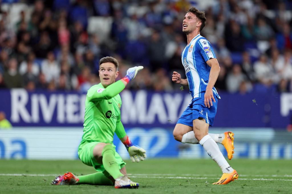 ¡Polémica! Ultras del Espanyol invaden el campo y corren a los jugadores del Barcelona tras quedar campeones de LaLiga