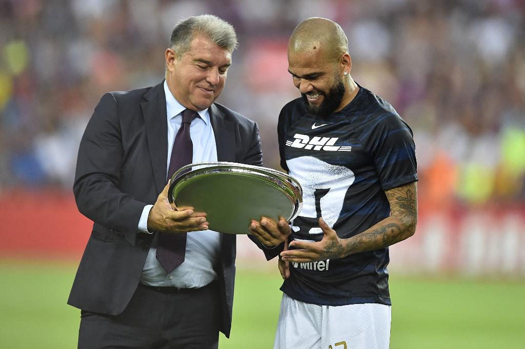 NO SE VIO EN TV: Fue abucheado y no jugó un solo minuto; Dani Alves recibe lo que quería y la promesa de Xavi que ilusiona al Barcelona