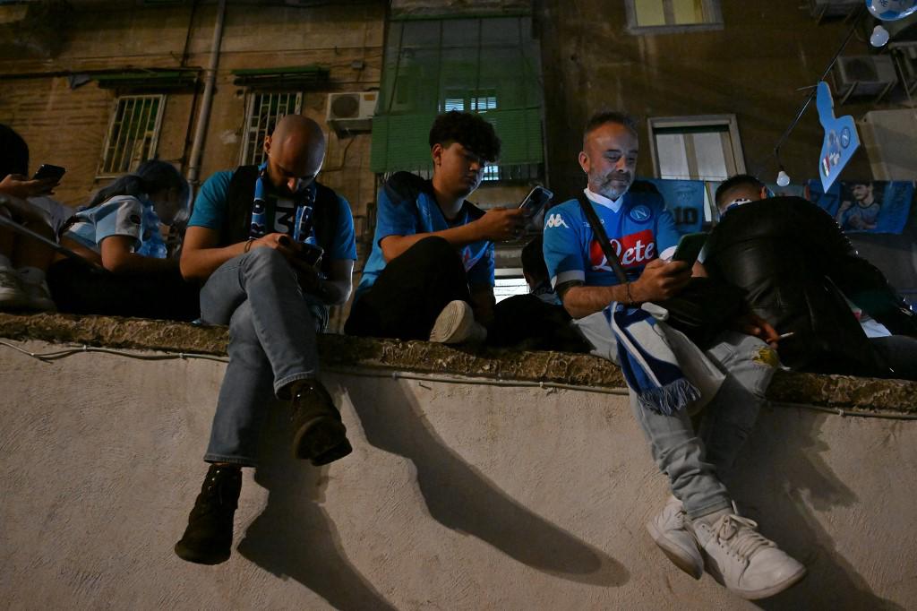 Brutal invasión y “Chucky” Lozano como Superman: la histórica celebración del título del Napoli en Italia