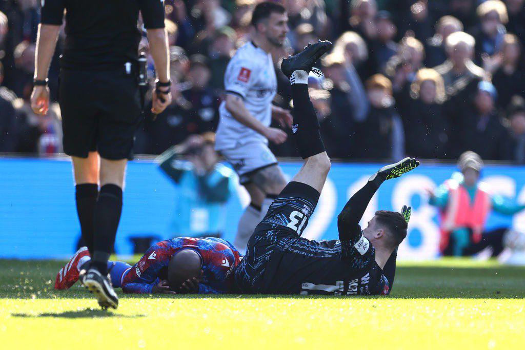 “Déjenlo morir”: sufrió una patada de lucha libre en plena FA Cup, este es su estado de salud y los horribles cantos