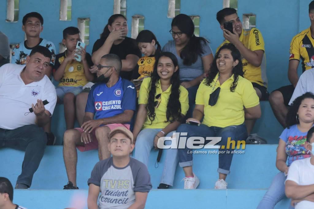 La nueva mascota de La Máquina, sonrisas, bellezas y todo el color durante el amistoso de Real España en Choloma