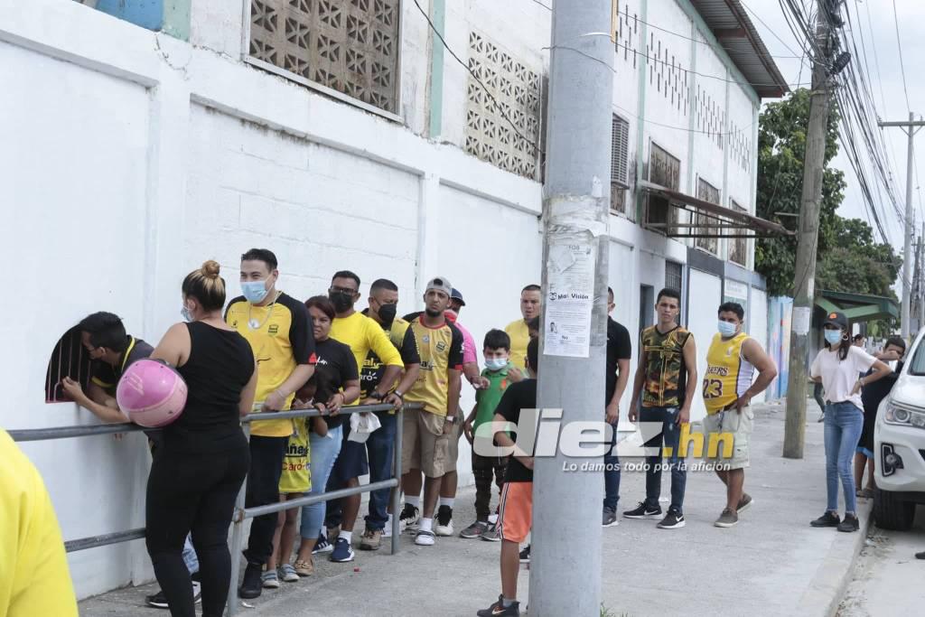 La nueva mascota de La Máquina, sonrisas, bellezas y todo el color durante el amistoso de Real España en Choloma