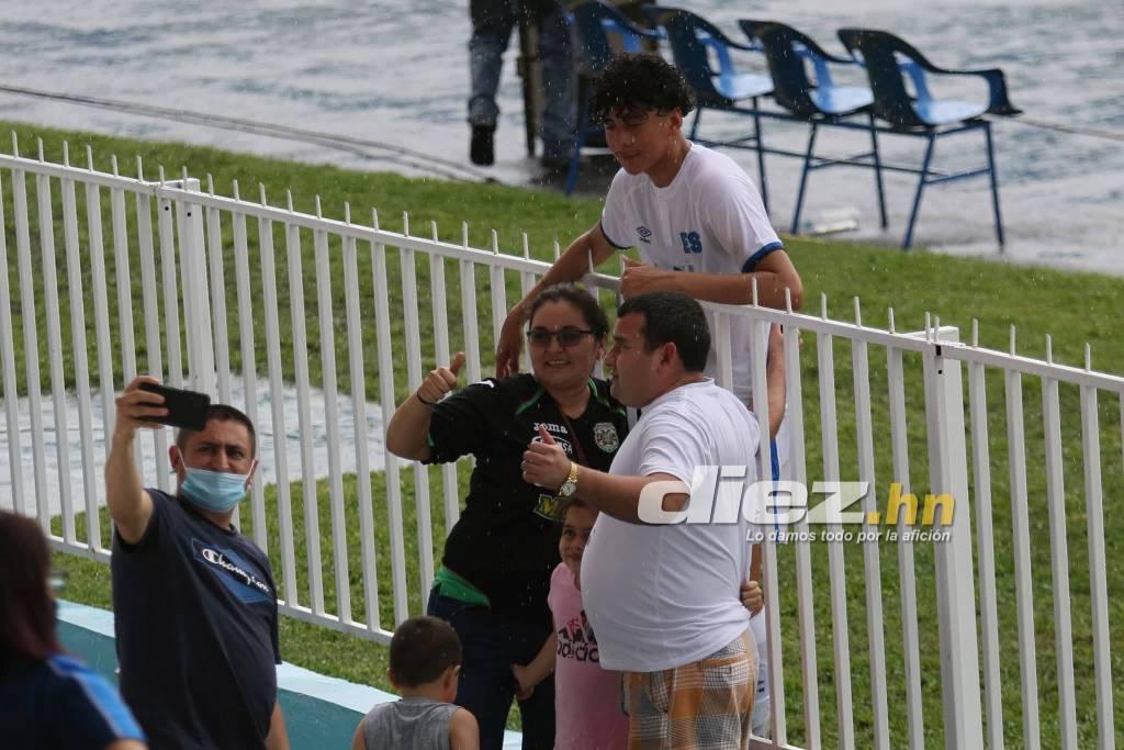 “Pónganla de delantera”, la guapa fisioterapeuta que se robó el “show” en el duelo entre Panamá y Aruba en el Nacional