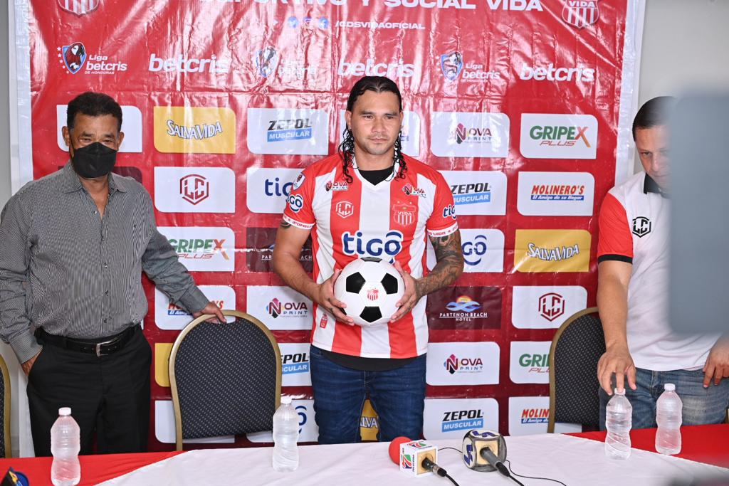 Así ha sido el primer día del mexicano ‘Gullit’ Peña en Honduras: ya se puso la roja del Vida, el dorsal que lucirá y su promesa