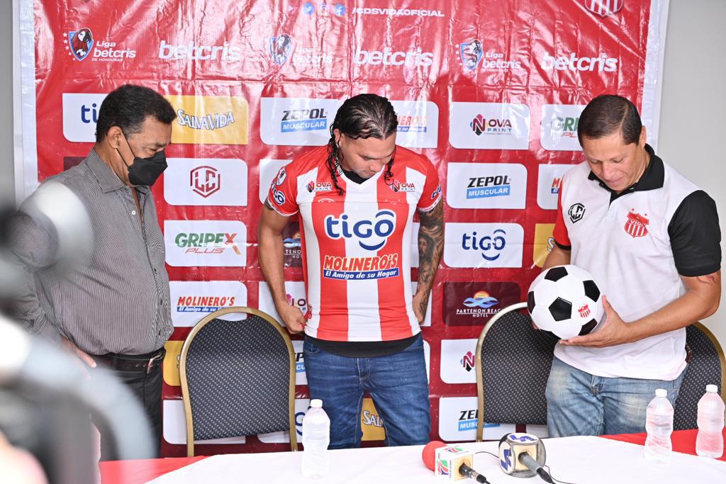 Así ha sido el primer día del mexicano ‘Gullit’ Peña en Honduras: ya se puso la roja del Vida, el dorsal que lucirá y su promesa