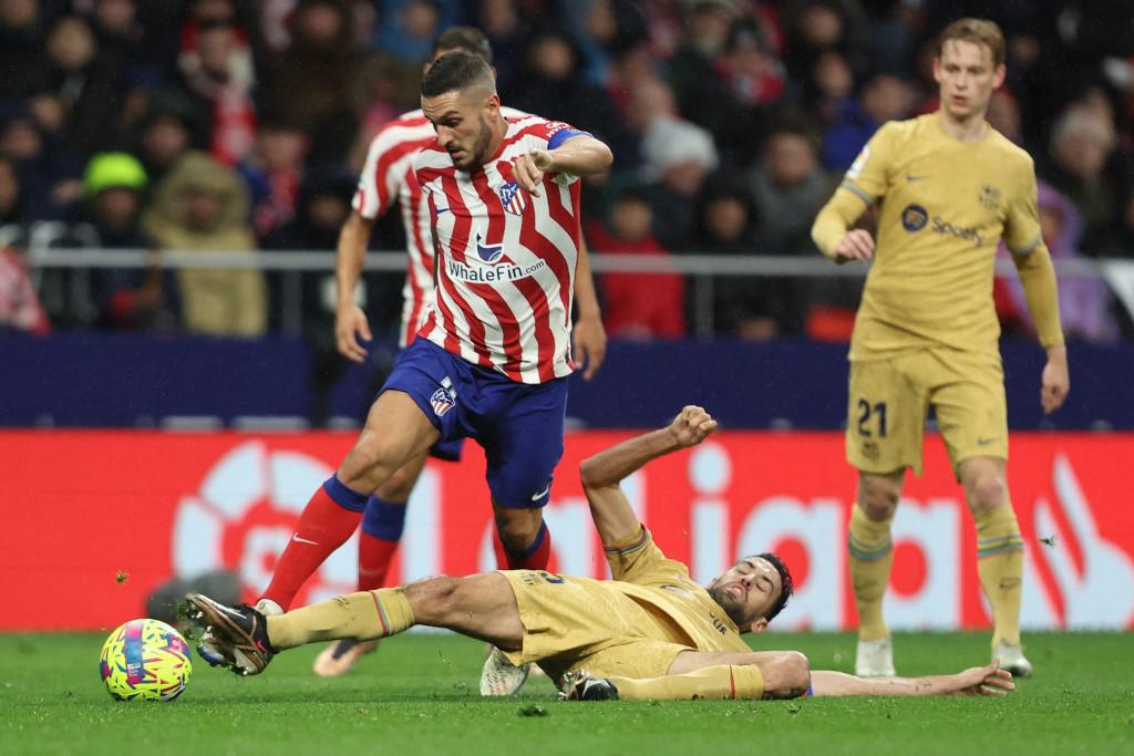 Busquets se barre para quitarle el esférico a Koke.