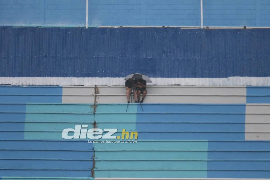 “Pónganla de delantera”, la guapa fisioterapeuta que se robó el “show” en el duelo entre Panamá y Aruba en el Nacional