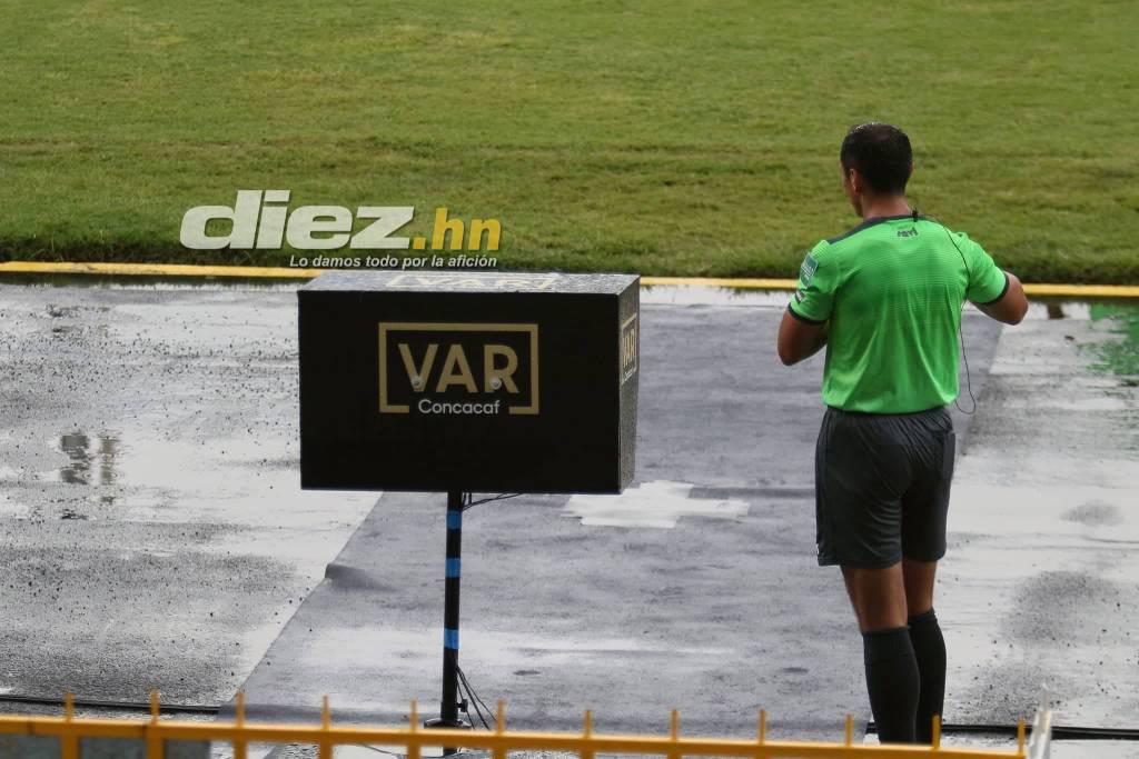 “Pónganla de delantera”, la guapa fisioterapeuta que se robó el “show” en el duelo entre Panamá y Aruba en el Nacional