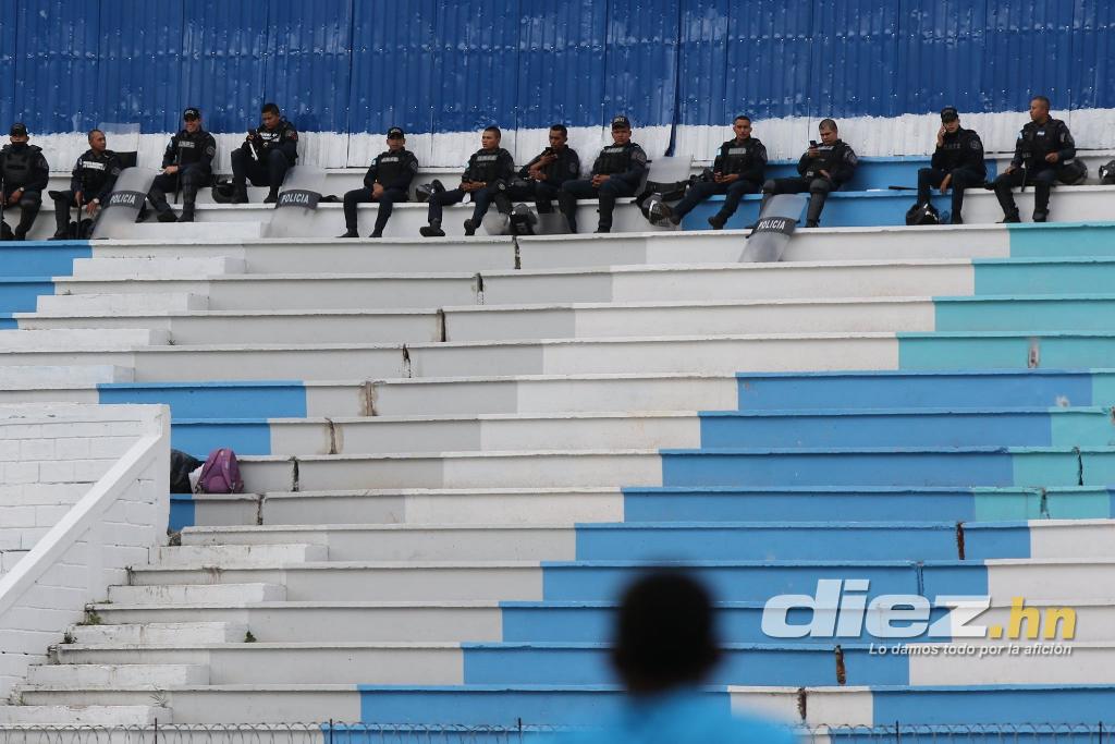 Lo que no viste en TV: El tierno abrazo de Troglio con unos niños, bellas chicas y Diego Vázquez en la doble cartelera en el Nacional
