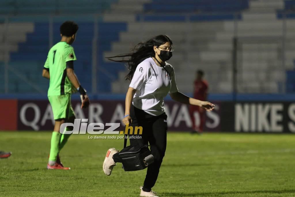 “Pónganla de delantera”, la guapa fisioterapeuta que se robó el “show” en el duelo entre Panamá y Aruba en el Nacional