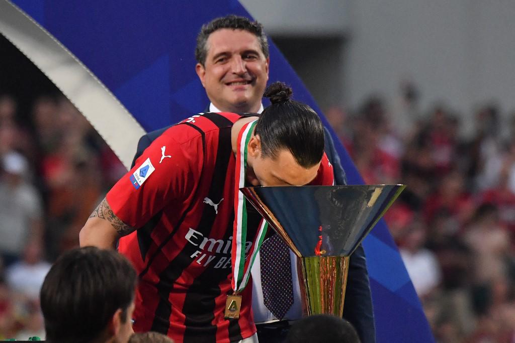 Fumándose un puro y bebiendo champagne: así fue Ibrahimovic a recoger su medalla de campeón en el festejo del AC Milan