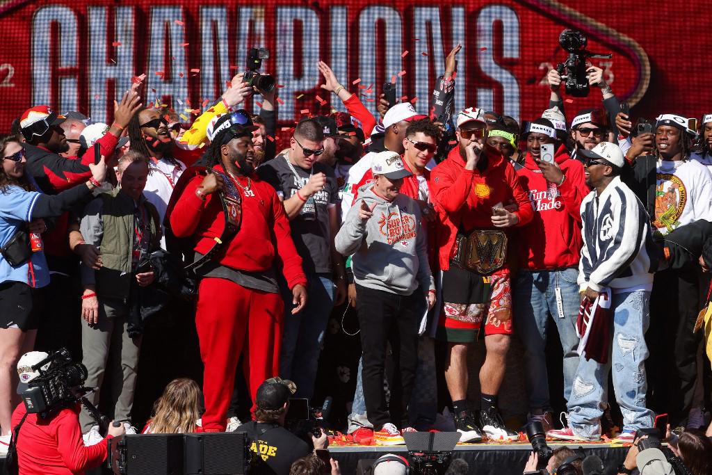 ¡Tiroteo en la celebración del Super Bowl! Un muerto y heridos en desfile de los Chiefs de Kansas: ¿hay detenidos?