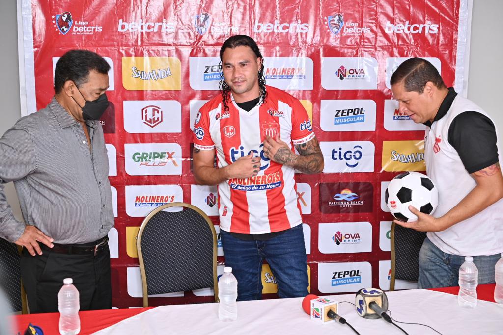 Así ha sido el primer día del mexicano ‘Gullit’ Peña en Honduras: ya se puso la roja del Vida, el dorsal que lucirá y su promesa