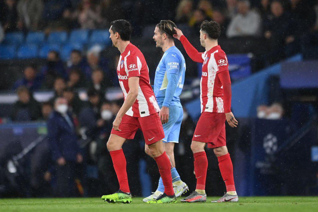 La enérgica reacción de Guardiola tras pelotazo al rostro a jugador del City: ingresó a la cancha para calmar la calentura