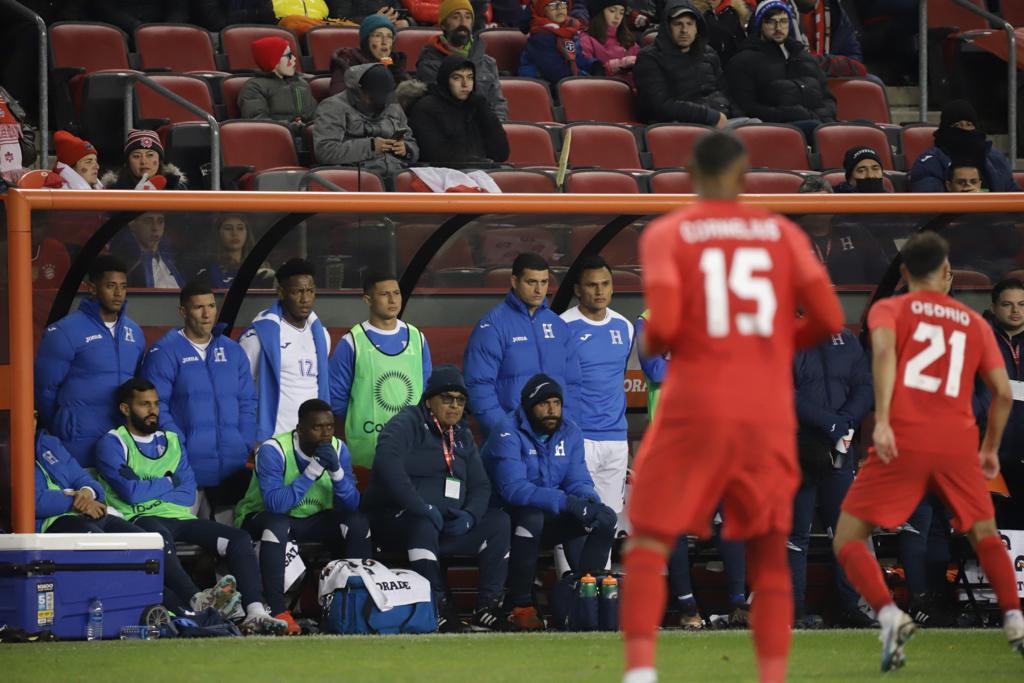 ¿Qué hacía Luis Palma? La reacción de la banca de Honduras ante la paliza y la fiel afición hondureña en Toronto