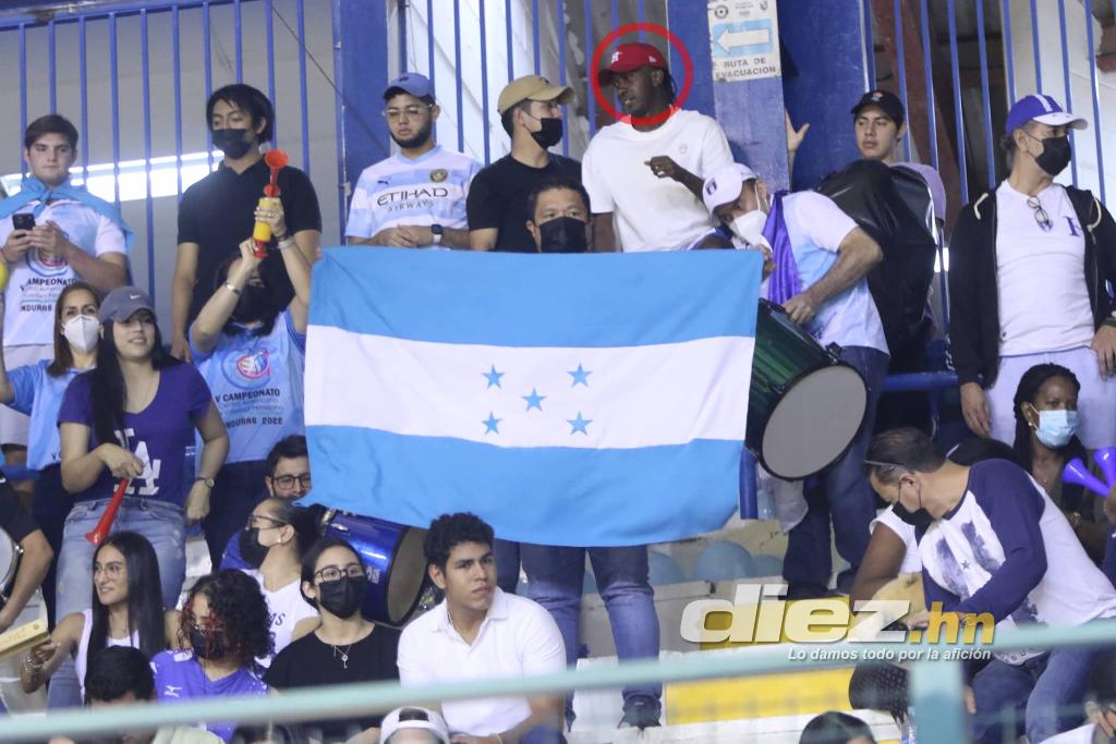 Gimnasio abarrotado, larga fila, bellas jugadoras y una figura del Olimpia en una noche explosiva en la final del V Campeonato Centroamericano de Voleibol