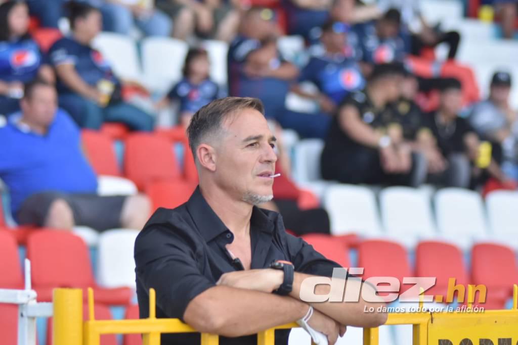 ¿A quién ‘espiaba’ Héctor Vargas? Derroche de bellezas, pasillo a Motagua, el abrazo de Obando con su hijo y tremendo ambiente en Olancho