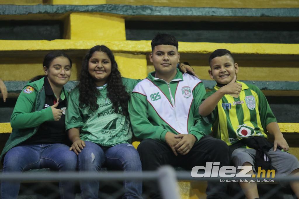 Lo que no viste en TV: El tierno abrazo de Troglio con unos niños, bellas chicas y Diego Vázquez en la doble cartelera en el Nacional