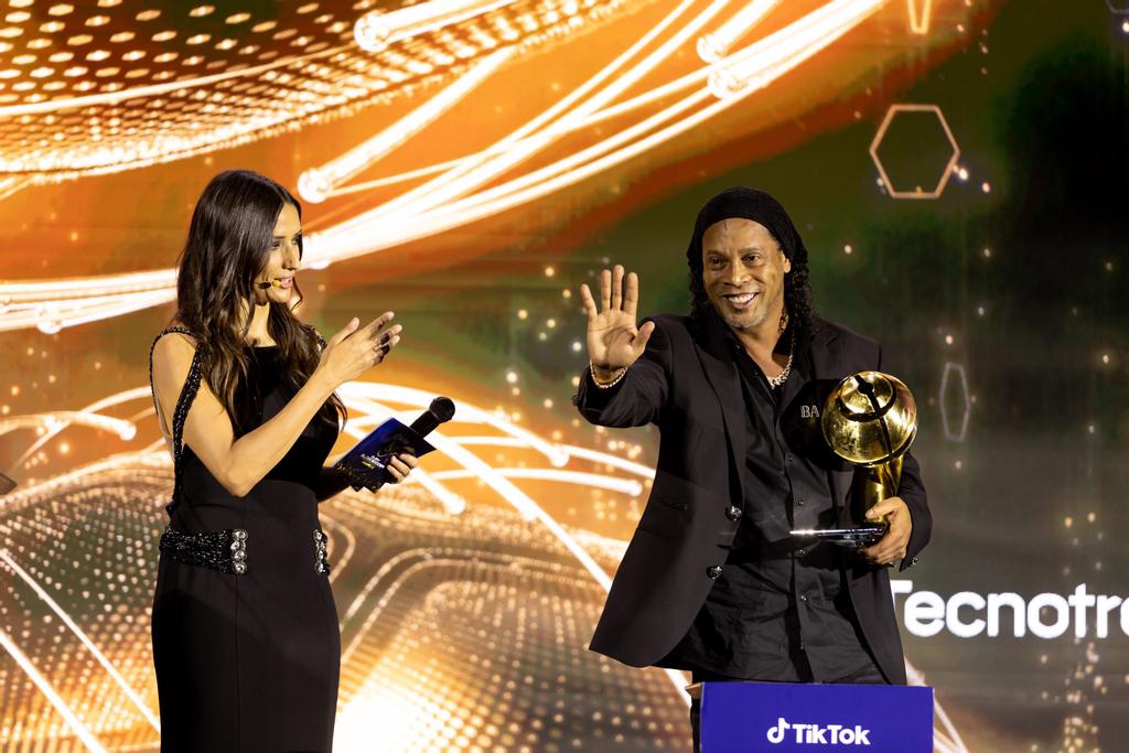 Alexia Putellas enamora en Dubái: así fue la entrega de los premios Globe Soccer Awards y Ronaldinho no pudo faltar
