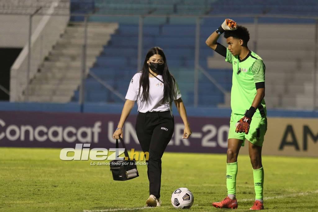 “Pónganla de delantera”, la guapa fisioterapeuta que se robó el “show” en el duelo entre Panamá y Aruba en el Nacional