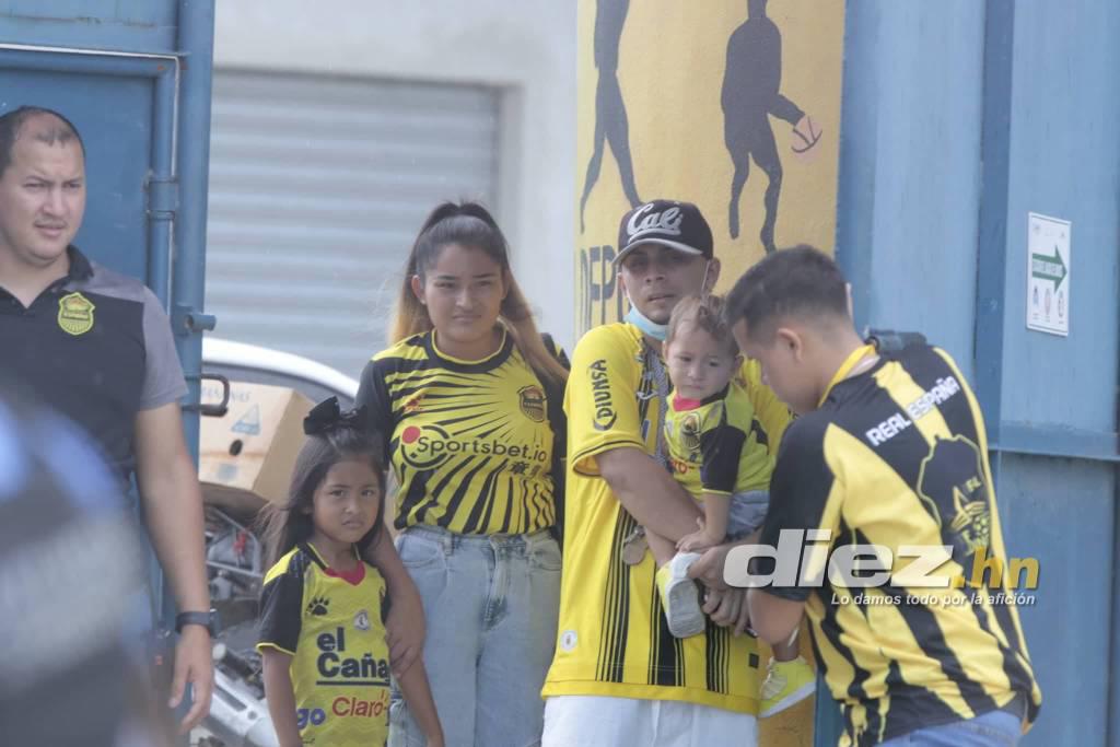 La nueva mascota de La Máquina, sonrisas, bellezas y todo el color durante el amistoso de Real España en Choloma