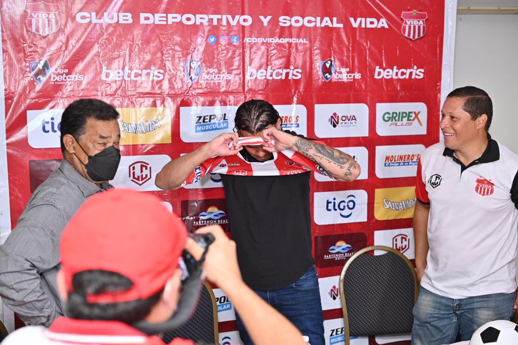 Así ha sido el primer día del mexicano ‘Gullit’ Peña en Honduras: ya se puso la roja del Vida, el dorsal que lucirá y su promesa