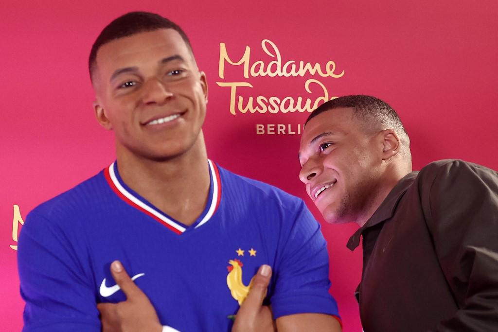 ¡No lo podía creer! La viral reacción de Mbappé tras ver su figura de cera en París: “Es más Kylian que yo”