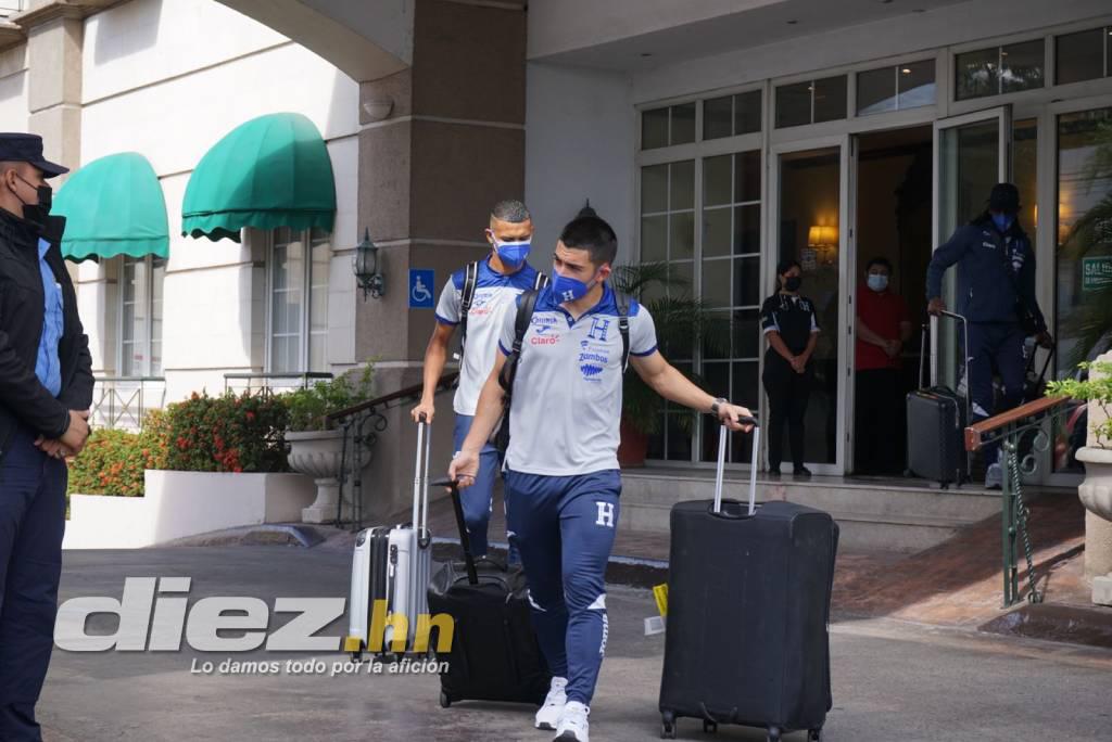 Un ‘Bolillo’ sonriente y dos jugadores se reintegran a sus clubes mientras la selección de Honduras viaja a Estados Unidos