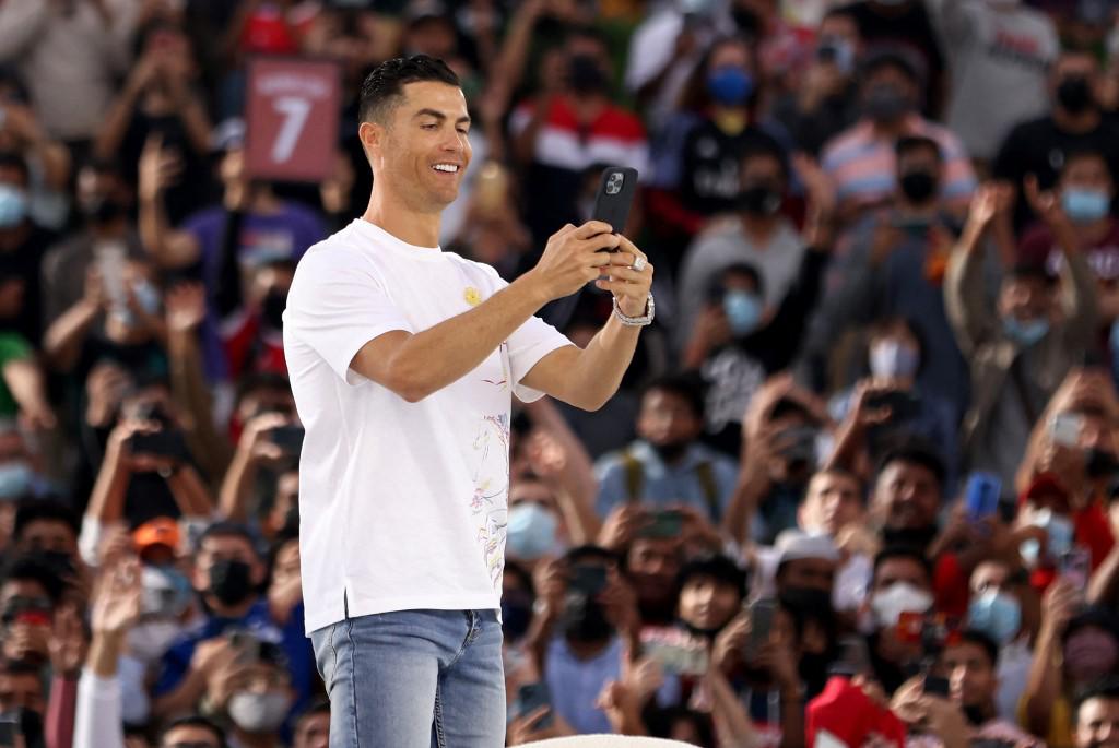¡Locura por el Bicho! El premio que recibió Cristiano Ronaldo mientras está de vacaciones en Dubái