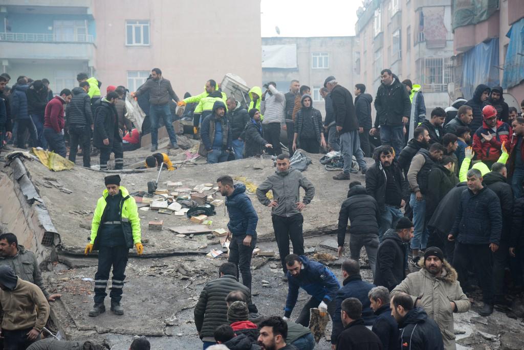 Horror en Turquía: poderoso terremoto causa más de mil muertes y exfutbolista del Chelsea está desaparecido entre los escombros