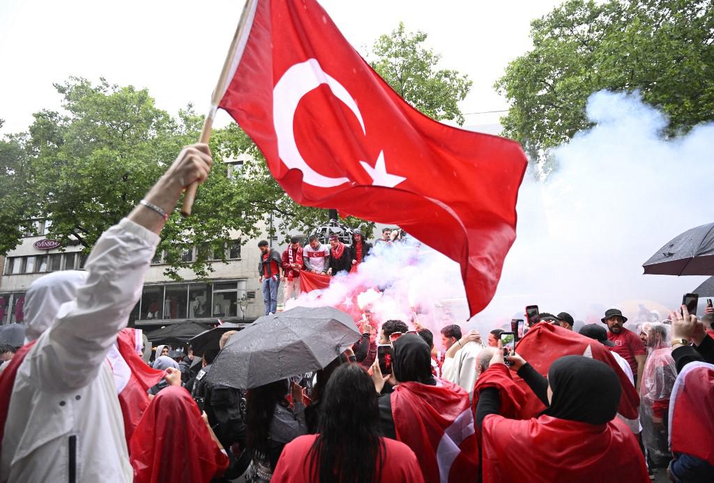 Arda Güler brilló en la Eurocopa y hermosas turcas montan una fiesta luego del triunfo ante Georgia