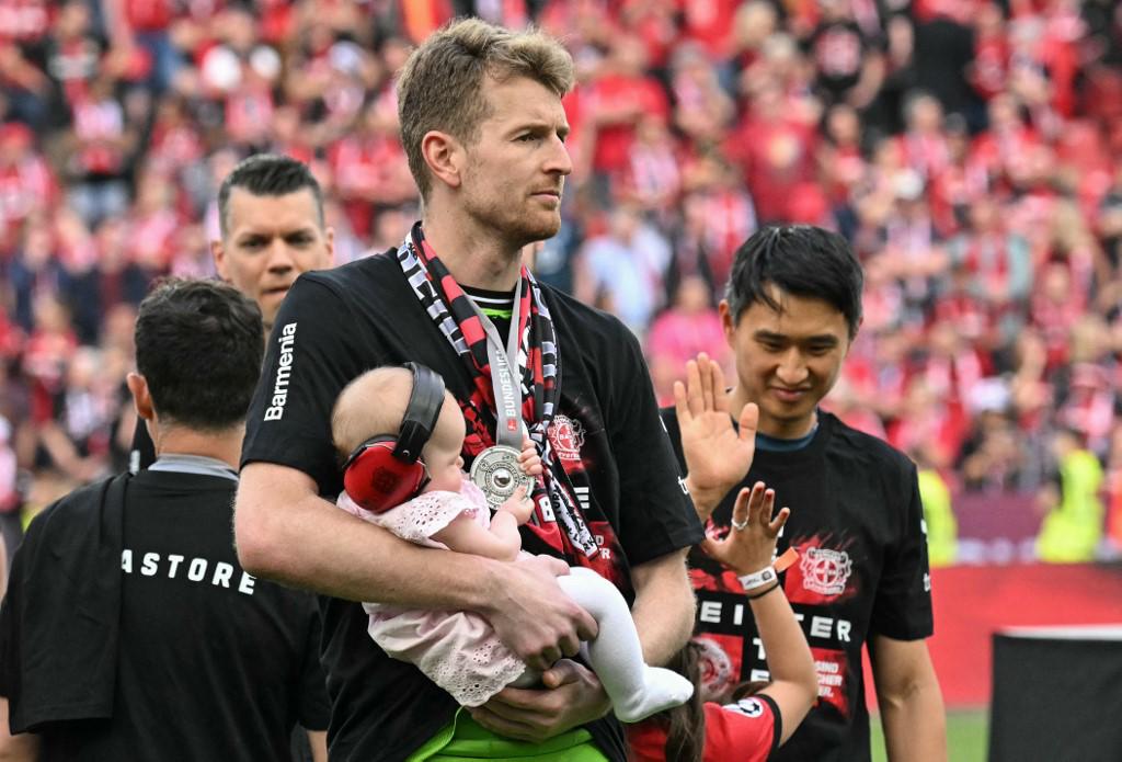Bayer Leverkusen festeja su primer título de Bundesliga: el beso de Xabi Alonso a su esposa y descontrol en el BayArena
