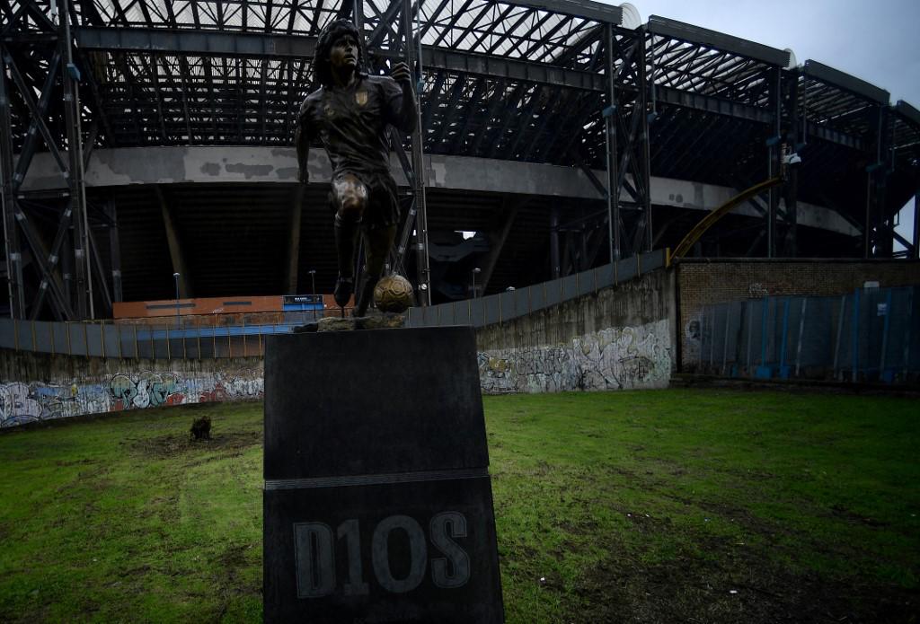 Un año de la muerte de Maradona: Napoli lo recuerda con nueva y polémica estatua y el autor explica el ‘’error’’