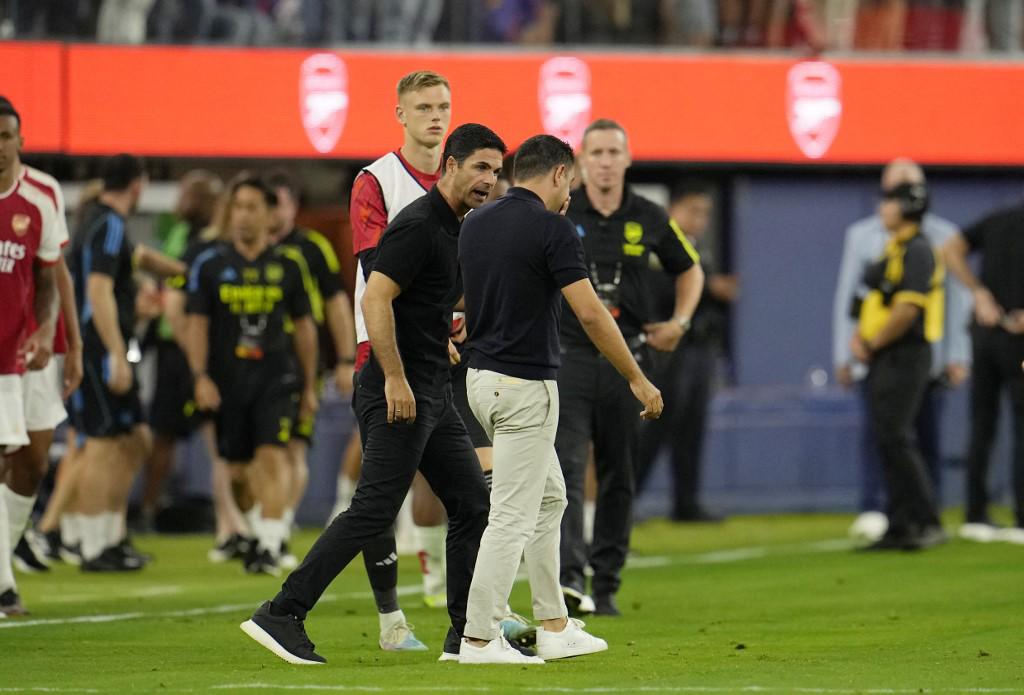 Xavi y Arteta se saludaron al final del partido y el azulgrana le cuestionó la actitud de su equipo.
