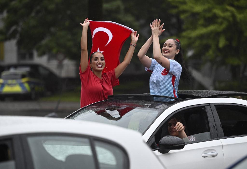 Arda Güler brilló en la Eurocopa y hermosas turcas montan una fiesta luego del triunfo ante Georgia