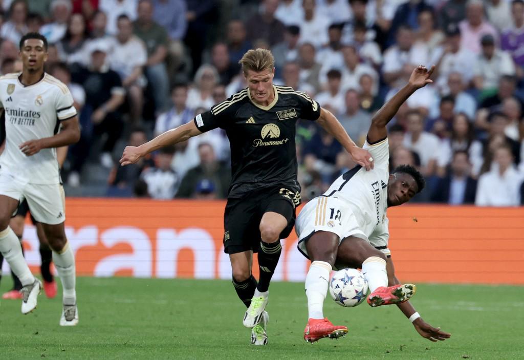 Behrens disputa el balón con Tchouaméni en el Real Madrid-Unión Berlín.