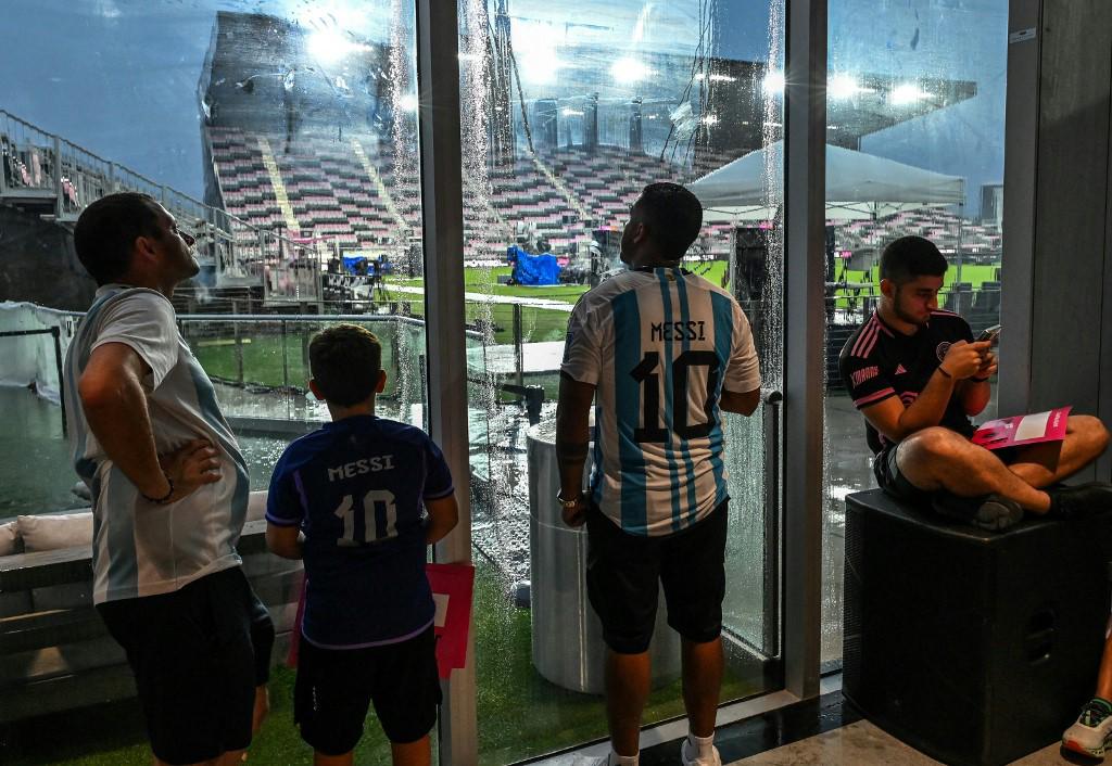 Los hinchas siguen esperando que la lluvia termine para que Messi sea presentado.