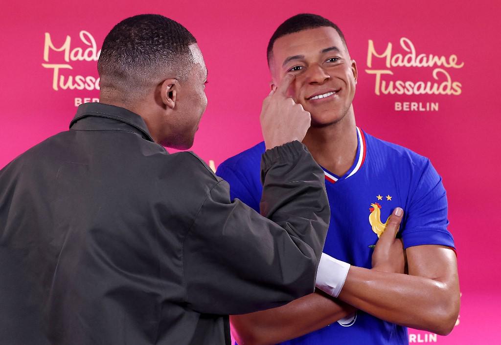 ¡No lo podía creer! La viral reacción de Mbappé tras ver su figura de cera en París: “Es más Kylian que yo”