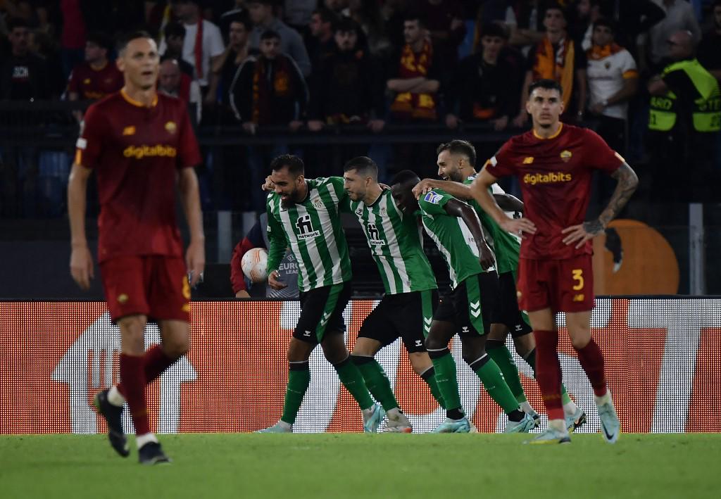 Betis le pega a la Roma, Arsenal golea y el United respira: todos los resultados de la tercera fecha de la Europa League