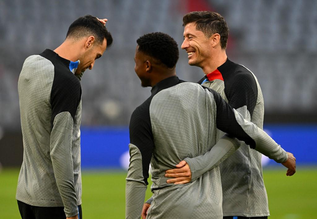 Lewandowski regresa a Múnich: el entrenamiento del Barcelona en el Allianz Arena; Koundé y Memphis tirando rostro