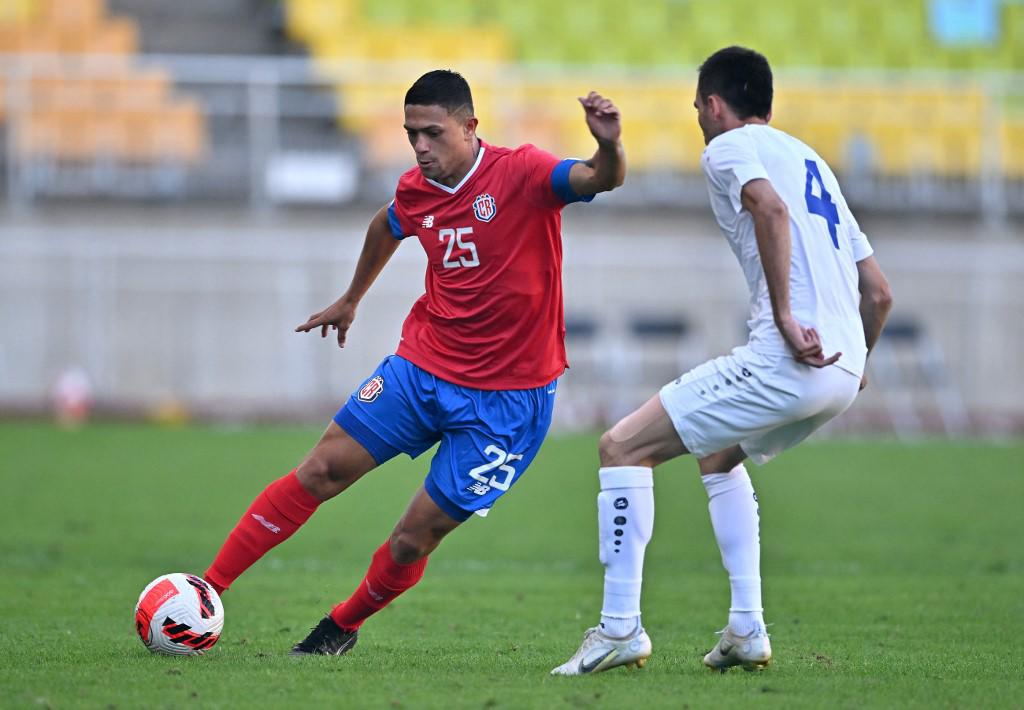 Anthony Hernandez intenta quitarse la marca del defensor Farrukh Sayfiev.