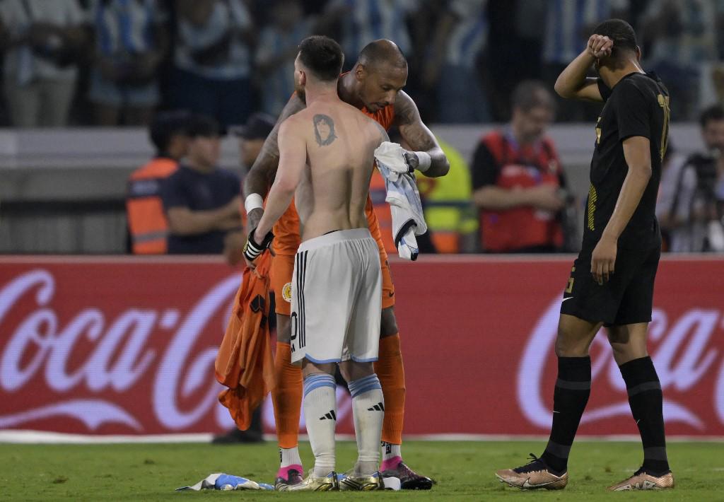 ¿Quién es la mujer? Messi muestra el tatuaje que lleva en su espalda y el portero de Curazao revela qué le dijo el argentino tras el partido