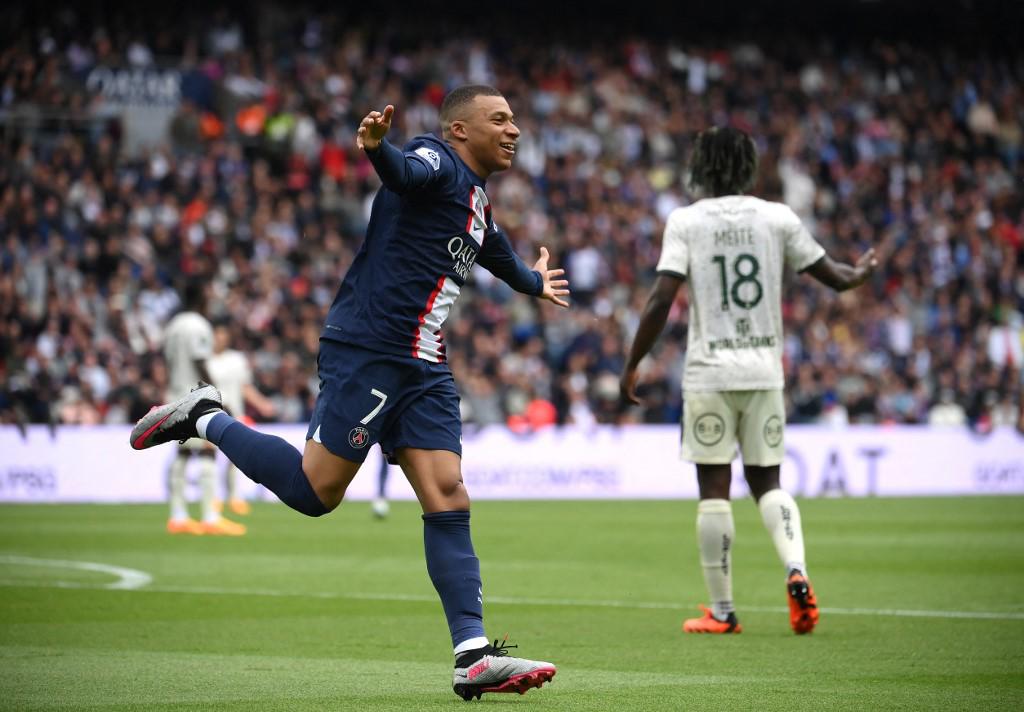 Mbappé anotaba el empate del PSG luego del increíble error del portero del Lorient.