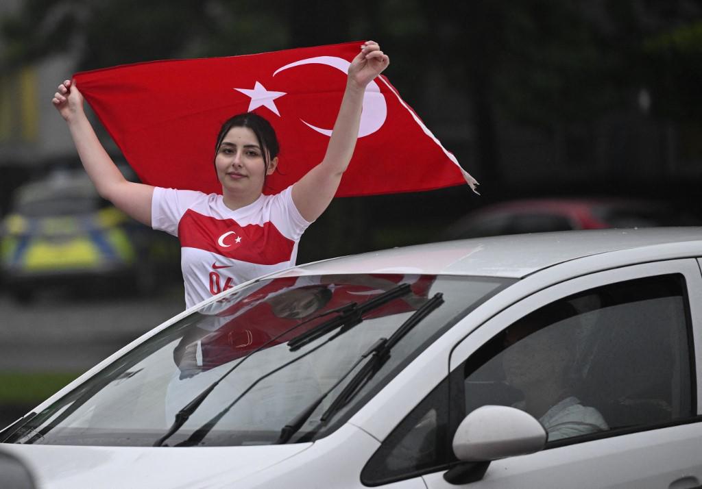 Arda Güler brilló en la Eurocopa y hermosas turcas montan una fiesta luego del triunfo ante Georgia