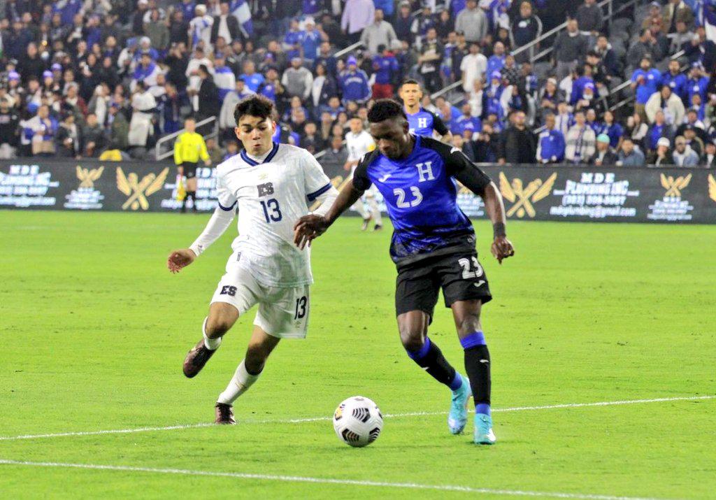 Euforia total en el Honduras vs El Salvador, la baleada gigante y los besotes apasionados en el BMO Stadium de LAFC
